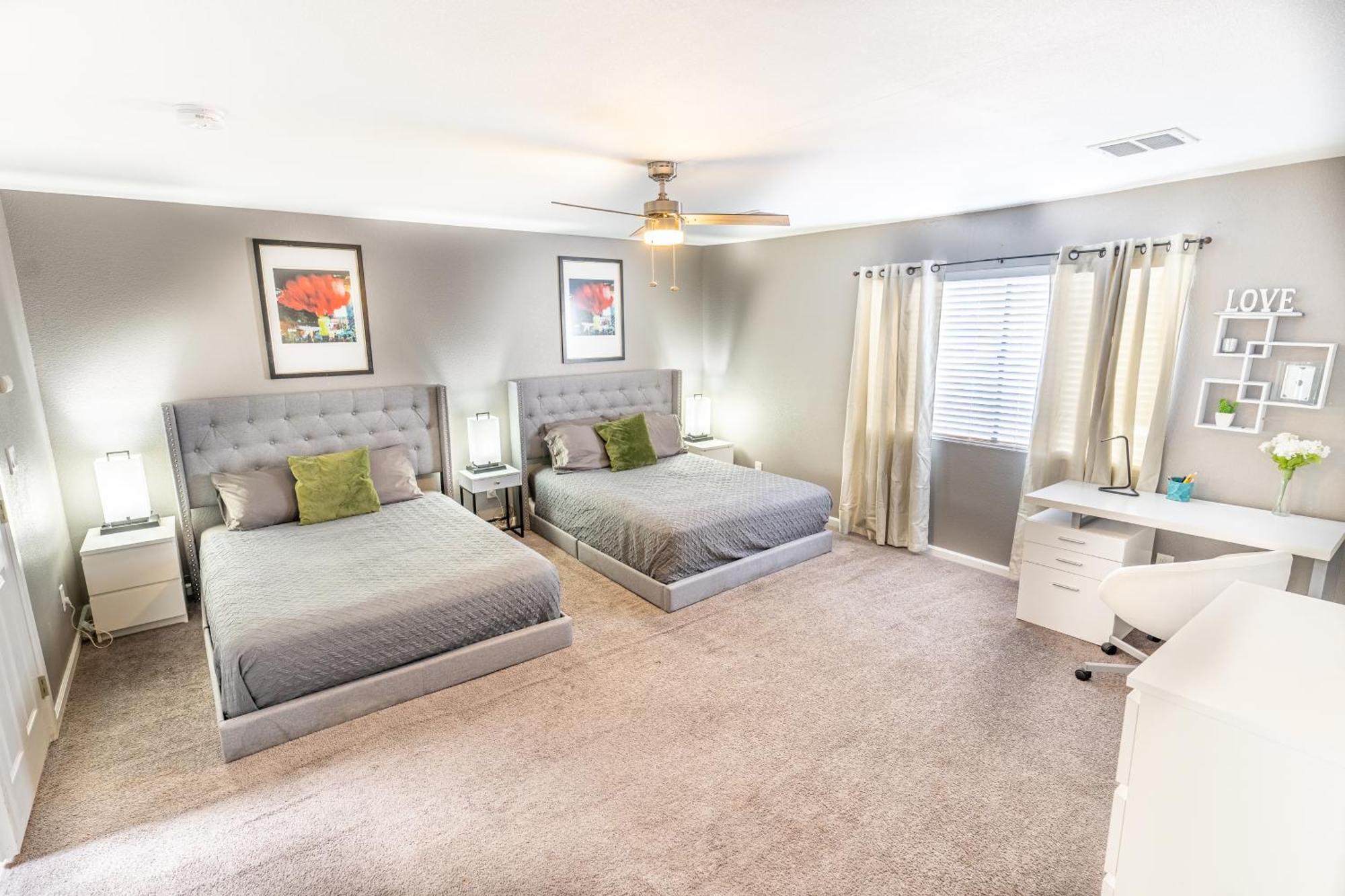 Spacious 2-Bedroom Townhouse With Pool & Private Patio In Central 라스베이거스 외부 사진