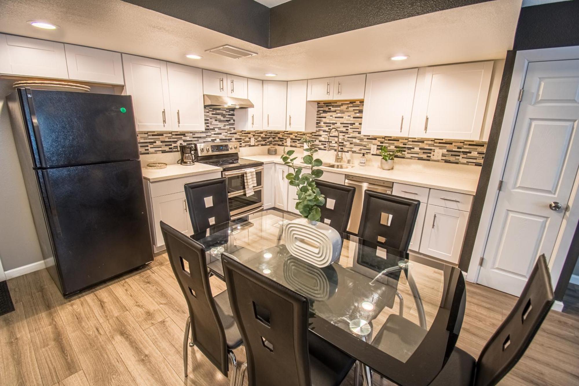 Spacious 2-Bedroom Townhouse With Pool & Private Patio In Central 라스베이거스 외부 사진